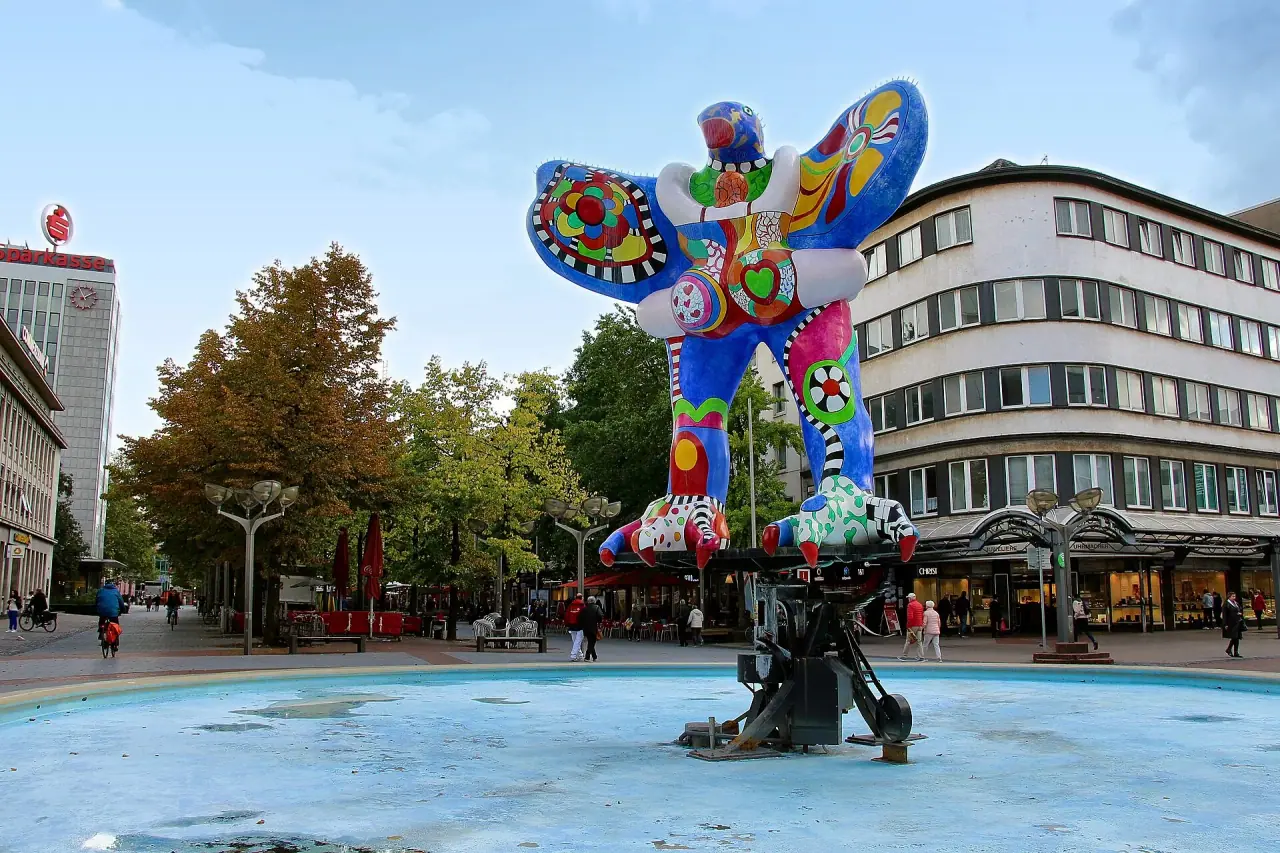 Königstraße mit Brunnen und Geschäftshaus