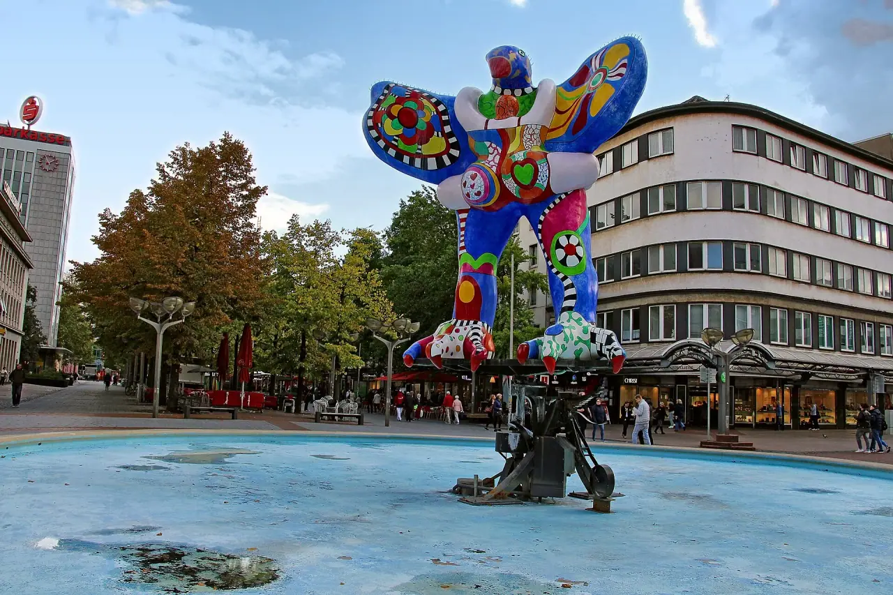 Platz an der Königstraße mit dem Lifesaver-Brunnen