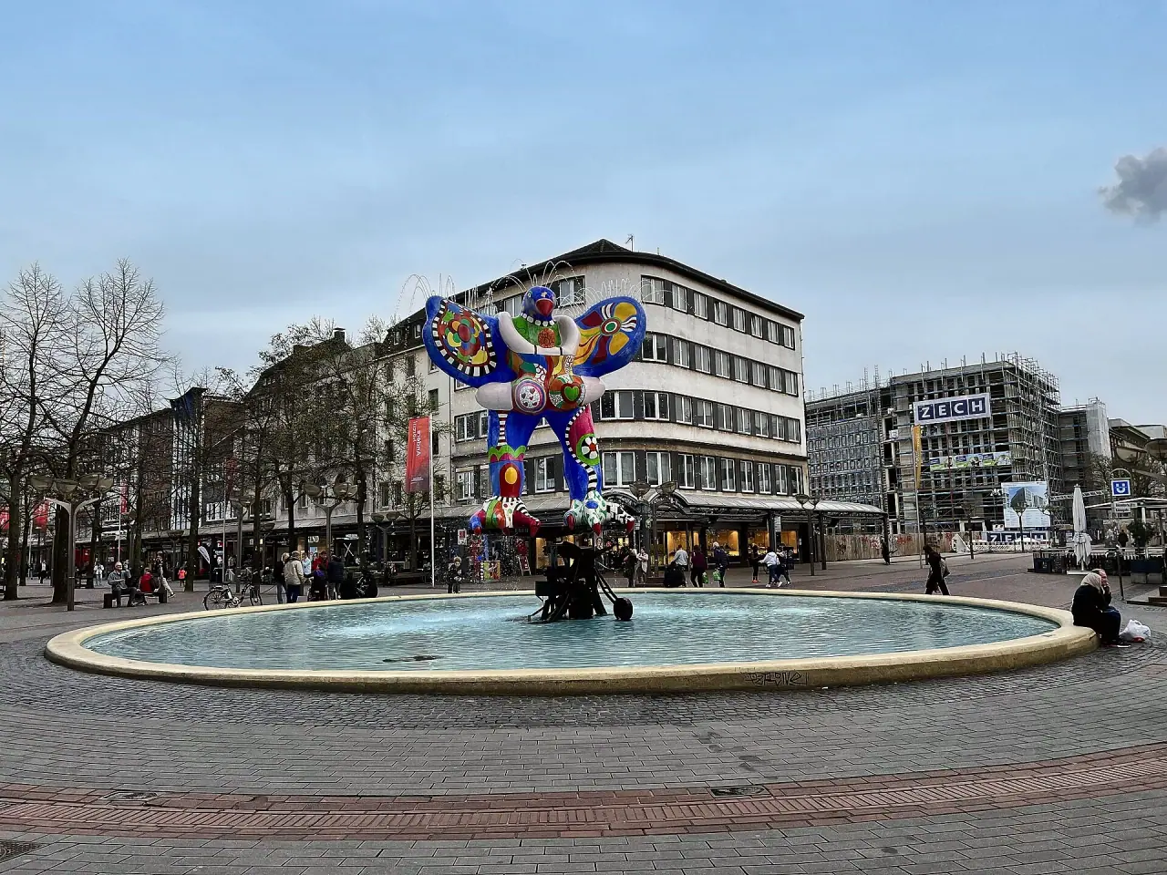 Lifesaver-Brunnen vor dem Geschäftshaus an der Königstraße in Duisburg