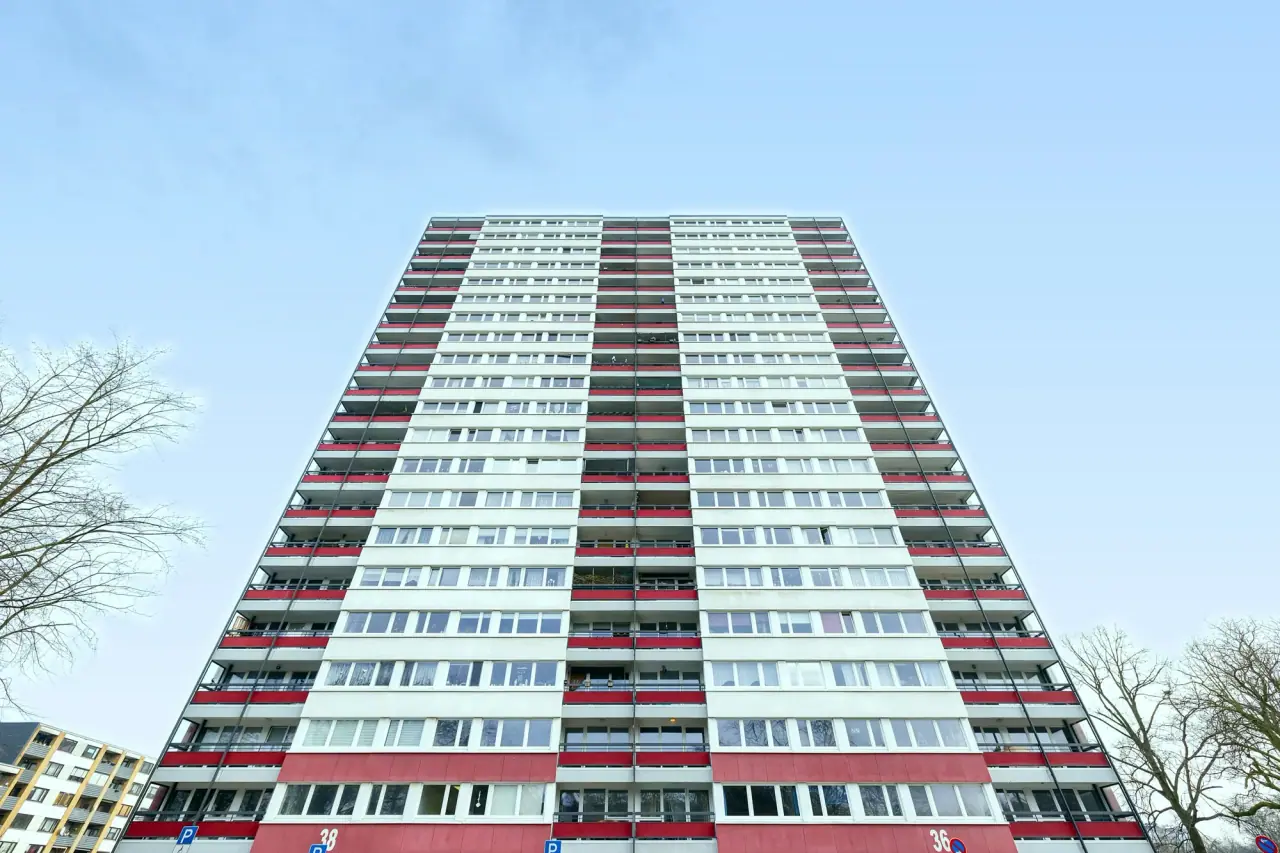 Hochhaus Roter Riese mit rot-weißer Fassade