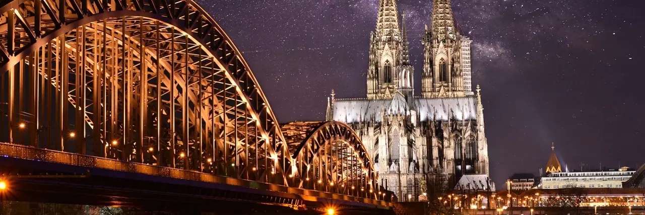 Stadtpanorama mit Dom und Brücke bei Nacht